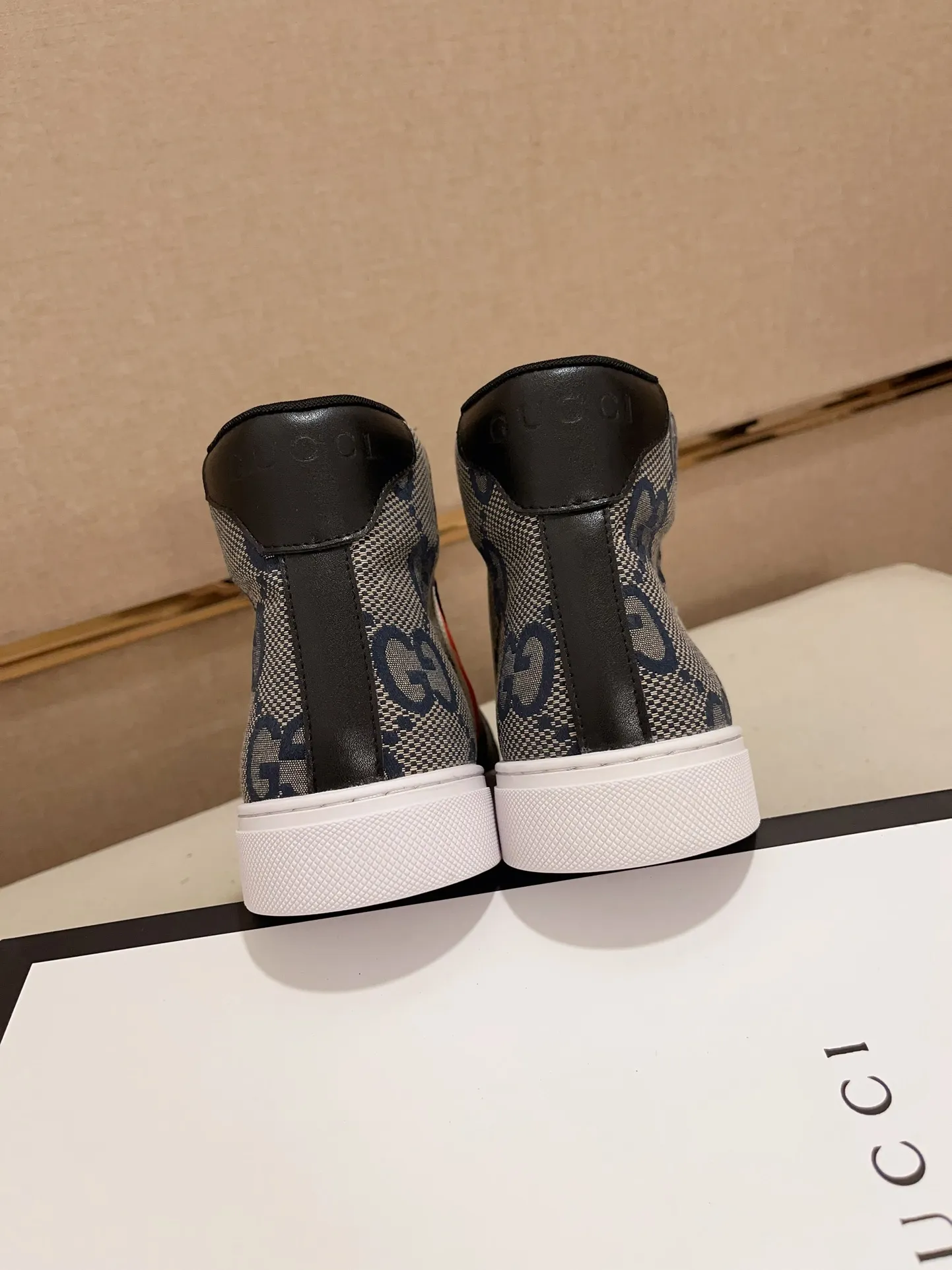 Men's shoes 💰 440 💰 High-quality new high-top GUCCI counters are on the market at the same time. The new men's shoes, 😘fabrics are selected imported cowhide, lining: sheepskin lining. 👍🏿 High-end ☄️ air-cushion molded anti-slip rubber outsole, exquisite lines, simple and elegant, comfortable and high-end for leisure travel. Code number: 38 to 44 (45 can be customized and cannot be returned or exchanged)
